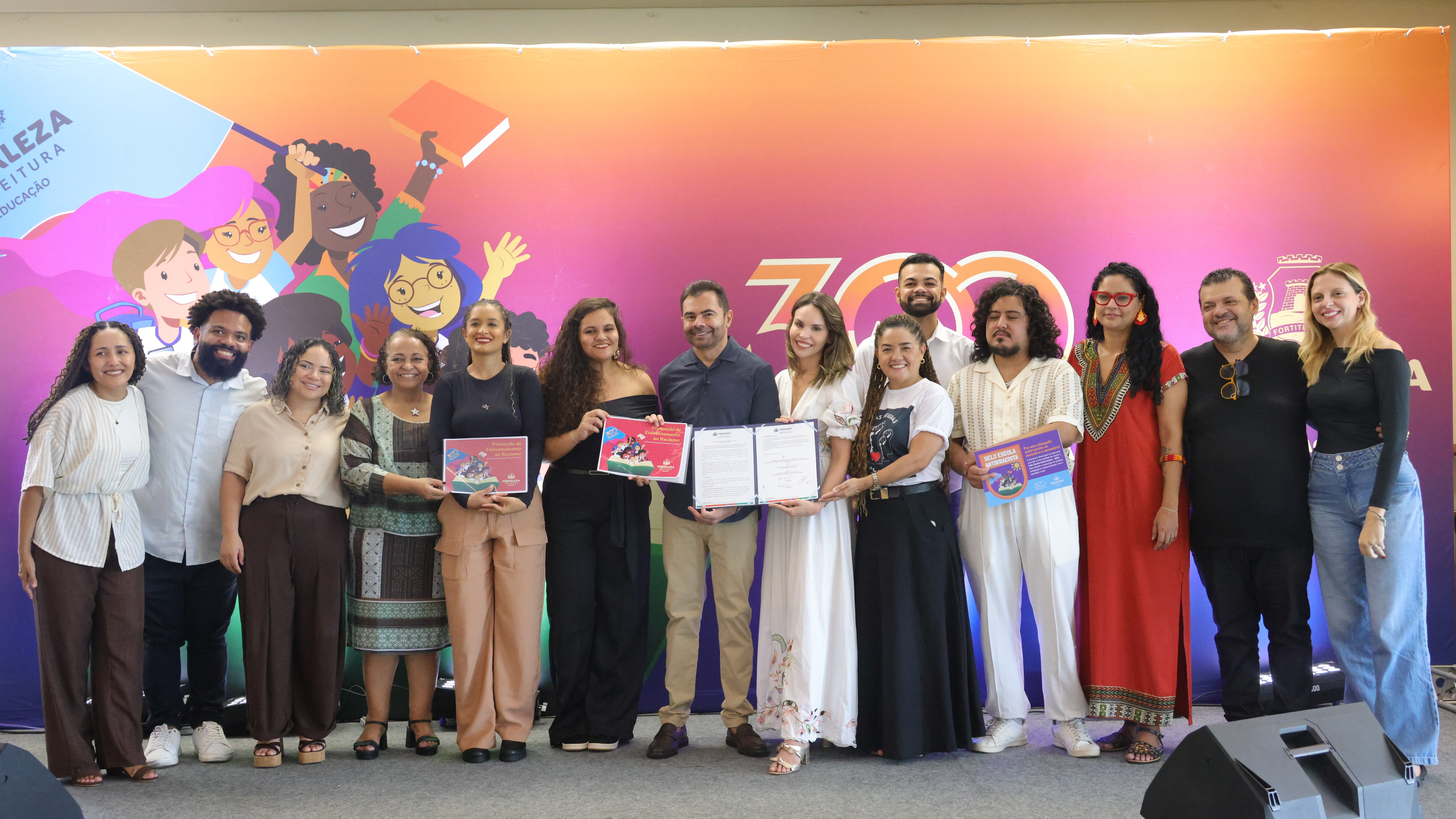 grupo de pessoas posa para a foto